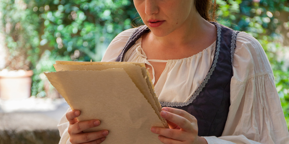 Actriz de Vataria Teatro leyendo vestida de época
